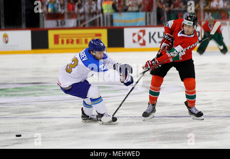 Budapest, Ungarn, 22. April 2018. (L - r) Jewgeni Rymarev von Kasachstan und Bence Stipsicz von Ungarn in Aktion während der 2018 IIHF Eishockey-WM der Division I Gruppe A Match zwischen Ungarn und Kasachstan an Laszlo Papp Budapest Sportarena am 22. April 2018 in Budapest, Ungarn. Credit: Laszlo Szirtesi/Alamy leben Nachrichten Stockfoto