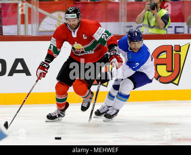 Budapest, Ungarn, 22. April 2018. (L - r) Janos Vas Ungarn konkurriert für den Puck mit Artemi Lakiza Kasachstans während der 2018 IIHF Eishockey-WM der Division I Gruppe A Match zwischen Ungarn und Kasachstan an Laszlo Papp Budapest Sportarena am 22. April 2018 in Budapest, Ungarn. Credit: Laszlo Szirtesi/Alamy leben Nachrichten Stockfoto