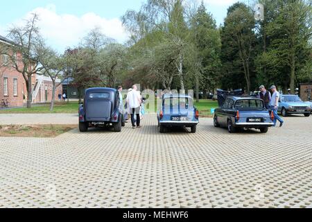 Bicester, Oxfordshire, UK. 22.04.2018. Sonntag Jagt 'Drive es Tag' im Bicester Erbe, das ist eine historische Ex-RAF-Basis anzeigen klassische Fahrzeuge, Pkw, Lkw, Motorräder, Fahrräder, Flugzeuge und Fahrzeuge enthalten. Credit: Michelle Brücken/Alamy Leben Nachrichten. Stockfoto