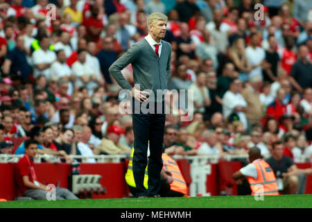 London, UK, 22. April 2018. Arsenal Manager Arsene Wenger Uhren auf. Premier League match, Arsenal V West Ham United im Emirates Stadium in London am Sonntag, den 22. April 2018. Dieses Bild dürfen nur für redaktionelle Zwecke verwendet werden. Nur die redaktionelle Nutzung, eine Lizenz für die gewerbliche Nutzung erforderlich. Keine Verwendung in Wetten, Spiele oder einer einzelnen Verein/Liga/player Publikationen. pic von Steffan Bowen/Andrew Orchard sport Fotografie/Alamy leben Nachrichten Stockfoto