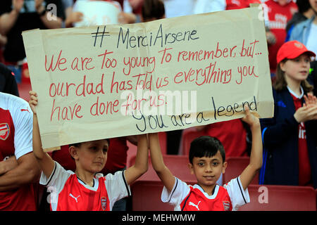 London, UK, 22. April 2018. Junge Arsenal Fans zeigen ihre Anerkennung für Arsenal Manager Arsene Wenger. Premier League match, Arsenal V West Ham United im Emirates Stadium in London am Sonntag, den 22. April 2018. Dieses Bild dürfen nur für redaktionelle Zwecke verwendet werden. Nur die redaktionelle Nutzung, eine Lizenz für die gewerbliche Nutzung erforderlich. Keine Verwendung in Wetten, Spiele oder einer einzelnen Verein/Liga/player Publikationen. pic von Steffan Bowen/Andrew Orchard sport Fotografie/Alamy leben Nachrichten Stockfoto