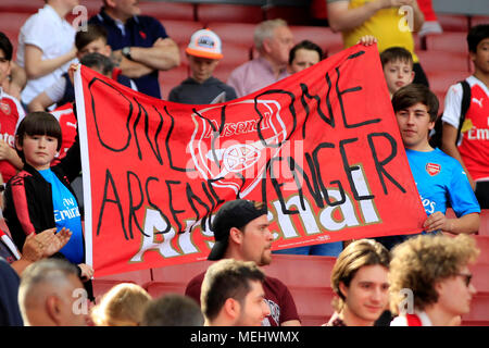 London, UK, 22. April 2018. Arsenal Fans zeigen ein Banner mit Ihrer Wertschätzung für Arsenal Manager Arsene Wenger. Premier League match, Arsenal V West Ham United im Emirates Stadium in London am Sonntag, den 22. April 2018. Dieses Bild dürfen nur für redaktionelle Zwecke verwendet werden. Nur die redaktionelle Nutzung, eine Lizenz für die gewerbliche Nutzung erforderlich. Keine Verwendung in Wetten, Spiele oder einer einzelnen Verein/Liga/player Publikationen. pic von Steffan Bowen/Andrew Orchard sport Fotografie/Alamy leben Nachrichten Stockfoto