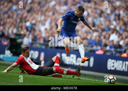 London, UK, 22. April 2018. Eden Hazard von Chelsea ist von Jan Bednarek von Southampton in Angriff genommen. Die Emirate FA Cup semi final Match, Chelsea v Southampton im Wembley Stadion in London am Sonntag, den 22. April 2018. Dieses Bild dürfen nur für redaktionelle Zwecke verwendet werden. Nur die redaktionelle Nutzung, eine Lizenz für die gewerbliche Nutzung erforderlich. Keine Verwendung in Wetten, Spiele oder einer einzelnen Verein/Liga/player Publikationen. pic von Andrew Obstgarten/Andrew Orchard sport Fotografie/Alamy leben Nachrichten Stockfoto