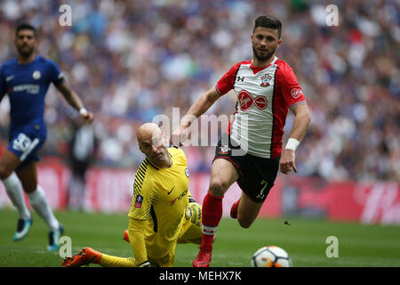 London, UK, 22. April 2018. Shane Long von Southampton geht vorbei Willy Caballero, die Chelsea Torwart aber nicht zu zählen. Die Emirate FA Cup semi final Match, Chelsea v Southampton im Wembley Stadion in London am Sonntag, den 22. April 2018. Dieses Bild dürfen nur für redaktionelle Zwecke verwendet werden. Nur die redaktionelle Nutzung, eine Lizenz für die gewerbliche Nutzung erforderlich. Keine Verwendung in Wetten, Spiele oder einer einzelnen Verein/Liga/player Publikationen. pic von Andrew Obstgarten/Andrew Orchard sport Fotografie/Alamy leben Nachrichten Stockfoto