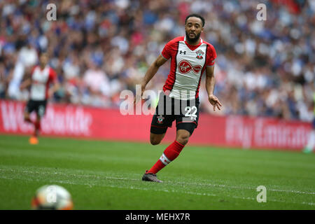 London, UK, 22. April 2018. Nathan Redmond von Southampton in Aktion. Die Emirate FA Cup semi final Match, Chelsea v Southampton im Wembley Stadion in London am Sonntag, den 22. April 2018. Dieses Bild dürfen nur für redaktionelle Zwecke verwendet werden. Nur die redaktionelle Nutzung, eine Lizenz für die gewerbliche Nutzung erforderlich. Keine Verwendung in Wetten, Spiele oder einer einzelnen Verein/Liga/player Publikationen. pic von Andrew Obstgarten/Andrew Orchard sport Fotografie/Alamy leben Nachrichten Stockfoto