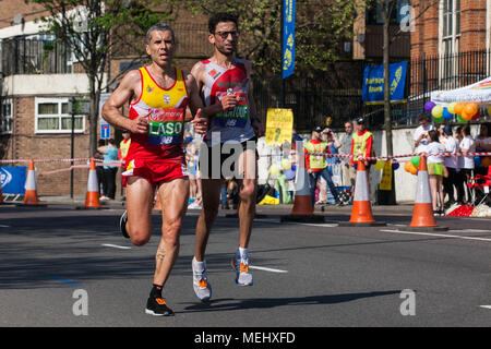 London, Großbritannien. 22. April 2018. Alberto Suarez Laso und El Amin Chentouf von Marokko, der Ersten und Zweiten in die männliche Welt Para Leichtathletik Marathon WM fertig sind, konkurrieren in der 2018 Virgin Money London Marathon. Aufgrund der ungewöhnlich hohen April Temperaturen, die 38. Ausgabe des Rennens war der heißeste auf Aufzeichnung mit einer Temperatur von 24,1 C im St James's Park aufgezeichnet. Credit: Mark Kerrison/Alamy leben Nachrichten Stockfoto