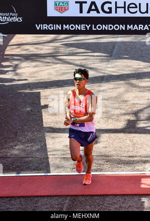 London, UK, 22. April 2018. Yutaka Kumagai (JPN, T 11/12) abgeschlossen der Welt Para Leichtathletik Marathon World Cup während der 2018 Virgin Money London Marathon am Sonntag, den 22. April 2018. London, England. Credit: Taka G Wu Credit: Taka Wu/Alamy leben Nachrichten Stockfoto