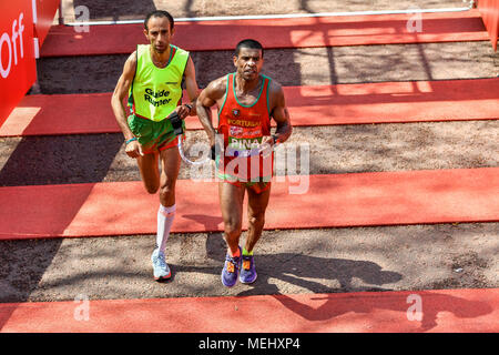 London, UK, 22. April 2018. Jorge Pina (POR, T 11/12) abgeschlossen der Welt Para Leichtathletik Marathon World Cup während der 2018 Virgin Money London Marathon am Sonntag, den 22. April 2018. London, England. Credit: Taka G Wu Credit: Taka Wu/Alamy leben Nachrichten Stockfoto