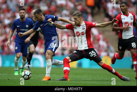 London, UK, 22. April 2018. Eden Hazard (C) Jan Bednarek (SO) im Emirates FA-Cup Halbfinale zwischen Chelsea und Southampton, im Wembley Stadion, London, am 22. April 2018. ** Dieses BILD IST FÜR DIE REDAKTIONELLE VERWENDUNG ** Quelle: Paul Marriott/Alamy leben Nachrichten Stockfoto