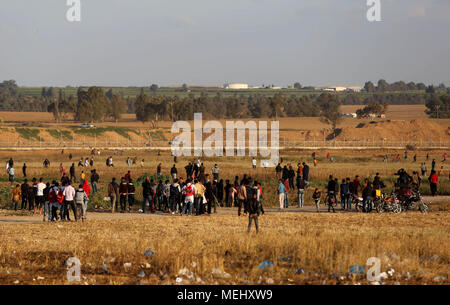 Khan Yunis, Gazastreifen, palästinensischen Gebiet. 22 Apr, 2018. Palästinensische Demonstranten stand in der Nähe der Grenze Zaun mit Israel in der Nähe der südlichen Gazastreifen Stadt Khan Yunis im laufenden Demonstrationen auf der Gaza-Israel Grenze am 22 April, 2018 Quelle: Ashraf Amra/APA-Images/ZUMA Draht/Alamy leben Nachrichten Stockfoto