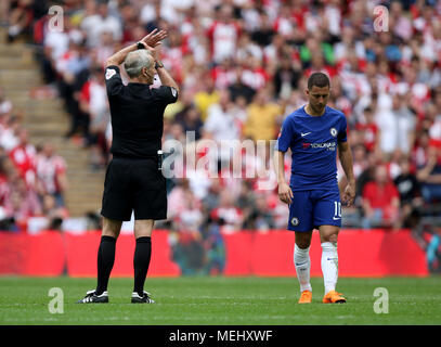 London, UK, 22. April 2018. Schiedsrichter Martin Atkinson hält die Stoppuhr an der Emirate FA-Cup Halbfinale zwischen Chelsea und Southampton, im Wembley Stadion, London, am 22. April 2018. ** Dieses BILD IST FÜR DIE REDAKTIONELLE VERWENDUNG ** Quelle: Paul Marriott/Alamy leben Nachrichten Stockfoto