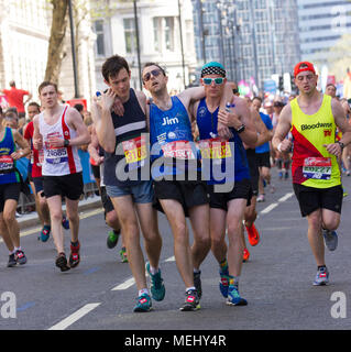 St James's Park, Birdcage Walk, London, UK. 22. April 2018. Elite und Tausende von fun Läufer in Richtung Buckingham Palace in brillanter Frühlingssonne, wie sie die letzte Meile der Virgin London Marathon 2018 eingeben. Einige der Teilnehmer waren betroffen, durch die einer der heißesten Marathons Tage auf und brauchten die Hilfe anderer Läufer die letzten km abzuschließen, als sie in der Mall, während andere angefahren wurden von Erste Hilfe Besatzungen behandelt. Leider einer der Läufer, Matt Campbell, 29 Jahren, brach nach 22,5 Meilen und starb später im Krankenhaus. Credit: Alan Fraser Stockfoto