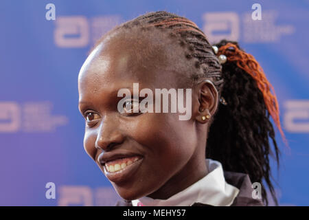 London, Großbritannien. 22. April 2018. London Marathon Sieger Vivian Cheruiyot (KEN) im Gespräch mit der Presse während der Sonntag Rennen. Credit: Elsie Kibue/Alamy leben Nachrichten Stockfoto