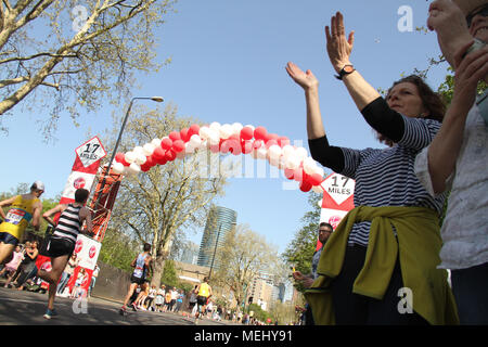 London, Großbritannien - 22 April: Londoner hatten sich in Scharen therei am 22. April 2018 sehen die Läufer in die Virgin Money London Marathon teilnehmen. Über 40.000 werden erwartet, um die 26,2 Kilometer von Greenwich nach Westminster laufen. © David Mbiyu/Alamy leben Nachrichten Stockfoto