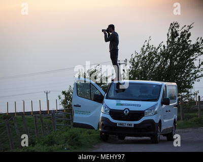 Elmley, Kent, Großbritannien. 22. April 2018. UK Wetter: Sie sagen, dass einige Fotografen werden zu jeder möglicher Länge, die perfekte Aufnahme zu erhalten, und dieser Mann auf einem Transporter kam auf eine neue Weise zu sich selbst eine höhere Sicht erhalten. Credit: James Bell/Alamy leben Nachrichten Stockfoto