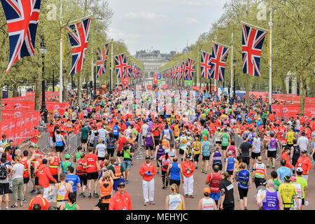 London, UK, 22. April 2018: Masse Rennen Läufer nähern sich dem Ende an der Mall während des 2018 Virgin Money London Marathon am Sonntag, den 22. April 2018. London, England. Credit: Taka G Wu Stockfoto