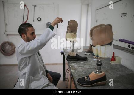 In Gaza. 22 Apr, 2018. Eine palästinensische Mitarbeiter bereitet eine Prothese in Gaza künstliche Gliedmaßen und Polio Center (ALPC) in Gaza Stadt, am 22. April 2018. Die alpc wurde 1974 gegründet und betreibt mit der technischen Unterstützung des Internationalen Komitees des Roten Kreuzes. Es ist das einzige Zentrum seiner Art in den Gazastreifen, die Prothesen und Orthesen zur Verfügung stellt. Credit: Wissam Nassar/Xinhua/Alamy leben Nachrichten Stockfoto