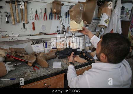 In Gaza. 22 Apr, 2018. Eine palästinensische Mitarbeiter bereitet eine Prothese in Gaza künstliche Gliedmaßen und Polio Center (ALPC) in Gaza Stadt, am 22. April 2018. Die alpc wurde 1974 gegründet und betreibt mit der technischen Unterstützung des Internationalen Komitees des Roten Kreuzes. Es ist das einzige Zentrum seiner Art in den Gazastreifen, die Prothesen und Orthesen zur Verfügung stellt. Credit: Wissam Nassar/Xinhua/Alamy leben Nachrichten Stockfoto