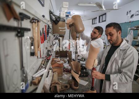 In Gaza. 22 Apr, 2018. Palästinensische Mitarbeiter bereiten prothetischen Beine in Gaza künstliche Gliedmaßen und Polio Center (ALPC) in Gaza Stadt, am 22. April 2018. Die alpc wurde 1974 gegründet und betreibt mit der technischen Unterstützung des Internationalen Komitees des Roten Kreuzes. Es ist das einzige Zentrum seiner Art in den Gazastreifen, die Prothesen und Orthesen zur Verfügung stellt. Credit: Wissam Nassar/Xinhua/Alamy leben Nachrichten Stockfoto