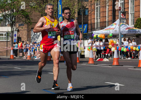 London, Großbritannien. 22. April 2018. Alberto Suarez Laso und El Amin Chentouf von Marokko, der Ersten und Zweiten in die männliche Welt Para Leichtathletik Marathon WM fertig sind, konkurrieren in der 2018 Virgin Money London Marathon. Aufgrund der ungewöhnlich hohen April Temperaturen, die 38. Ausgabe des Rennens war der heißeste auf Aufzeichnung mit einer Temperatur von 24,1 C im St James's Park aufgezeichnet. Stockfoto