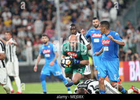 Im Bild der Torwart von Napoli Reina bestreitet das Ziel des Juventus. 22. April 2018. 22 Apr, 2018. Turin, Italien - Finale zwischen F.C. Juneventu und SSC Napoli, in der Allianz Stadion in Turin, die den Scudetto in Serie ausgezeichnet ist ein in Italien. Quelle: Fabio Sasso/ZUMA Draht/Alamy leben Nachrichten Stockfoto