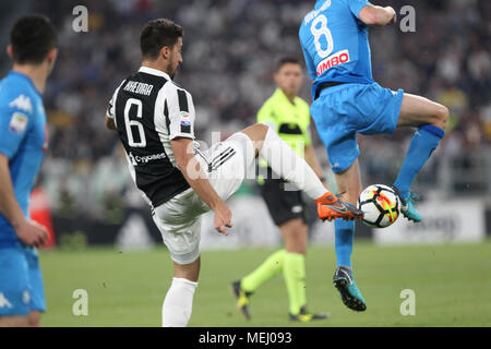 Auf dem Bild die Juventus Spieler Khedira 22. April 2018. 22 Apr, 2018. Turin, Italien - Finale zwischen F.C. Juneventu und SSC Napoli, in der Allianz Stadion in Turin, die den Scudetto in Serie ausgezeichnet ist ein in Italien. Quelle: Fabio Sasso/ZUMA Draht/Alamy leben Nachrichten Stockfoto