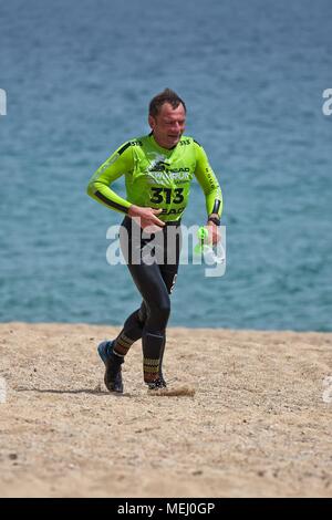 Teilnehmer an der Costabrava Swimrun Wettbewerb in in einer kleinen Stadt Playa de Aro. Swimrun ist ein Sport, der in der nordischen und skandinavischen Länder, die im Jahr 2005 geboren. Es ist eine Kombination des Berges und im offenen Wasser schwimmen. 04.22. 2018 Spanien Stockfoto