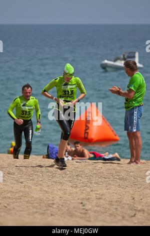 Teilnehmer an der Costabrava Swimrun Wettbewerb in in einer kleinen Stadt Playa de Aro. Swimrun ist ein Sport, der in der nordischen und skandinavischen Länder, die im Jahr 2005 geboren. Es ist eine Kombination des Berges und im offenen Wasser schwimmen. 04.22. 2018 Spanien Stockfoto