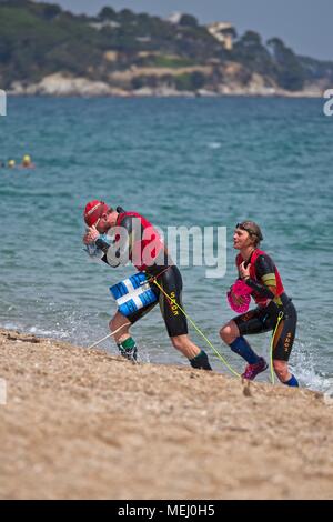 Teilnehmer an der Costabrava Swimrun Wettbewerb in in einer kleinen Stadt Playa de Aro. Swimrun ist ein Sport, der in der nordischen und skandinavischen Länder, die im Jahr 2005 geboren. Es ist eine Kombination des Berges und im offenen Wasser schwimmen. 04.22. 2018 Spanien Stockfoto