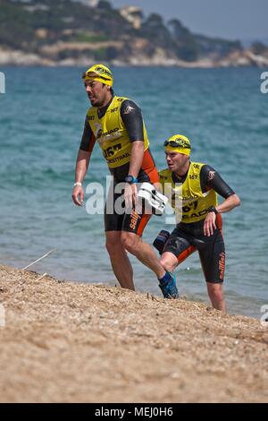 Teilnehmer an der Costabrava Swimrun Wettbewerb in in einer kleinen Stadt Playa de Aro. Swimrun ist ein Sport, der in der nordischen und skandinavischen Länder, die im Jahr 2005 geboren. Es ist eine Kombination des Berges und im offenen Wasser schwimmen. 04.22. 2018 Spanien Stockfoto