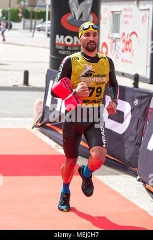 Teilnehmer an der Costabrava Swimrun Wettbewerb in in einer kleinen Stadt Playa de Aro. Swimrun ist ein Sport, der in der nordischen und skandinavischen Länder, die im Jahr 2005 geboren. Es ist eine Kombination des Berges und im offenen Wasser schwimmen. 04.22. 2018 Spanien Stockfoto