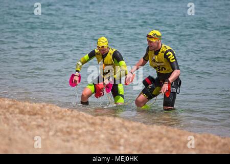 Teilnehmer an der Costabrava Swimrun Wettbewerb in in einer kleinen Stadt Playa de Aro. Swimrun ist ein Sport, der in der nordischen und skandinavischen Länder, die im Jahr 2005 geboren. Es ist eine Kombination des Berges und im offenen Wasser schwimmen. 04.22. 2018 Spanien Stockfoto