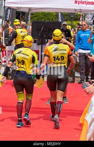 Teilnehmer an der Costabrava Swimrun Wettbewerb in in einer kleinen Stadt Playa de Aro. Swimrun ist ein Sport, der in der nordischen und skandinavischen Länder, die im Jahr 2005 geboren. Es ist eine Kombination des Berges und im offenen Wasser schwimmen. 04.22. 2018 Spanien Stockfoto