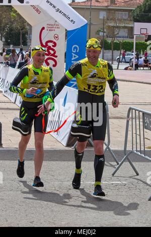 Teilnehmer an der Costabrava Swimrun Wettbewerb in in einer kleinen Stadt Playa de Aro. Swimrun ist ein Sport, der in der nordischen und skandinavischen Länder, die im Jahr 2005 geboren. Es ist eine Kombination des Berges und im offenen Wasser schwimmen. 04.22. 2018 Spanien Stockfoto