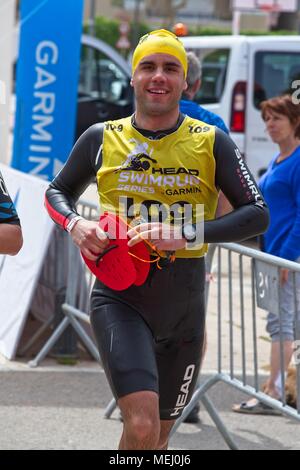 Teilnehmer an der Costabrava Swimrun Wettbewerb in in einer kleinen Stadt Playa de Aro. Swimrun ist ein Sport, der in der nordischen und skandinavischen Länder, die im Jahr 2005 geboren. Es ist eine Kombination des Berges und im offenen Wasser schwimmen. 04.22. 2018 Spanien Stockfoto