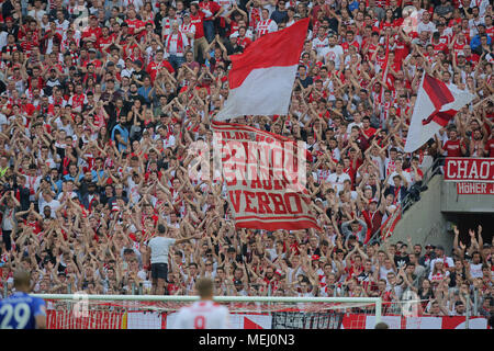 Köln, Deutschland, 22. April 2018, Bundesliga Spieltag 31, 1. FC Koeln vs FC Schalke 04: Koelner Fankurve feuert ein. Credit: Jürgen Schwarz/Alamy leben Nachrichten Stockfoto