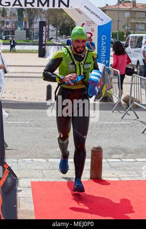 Teilnehmer an der Costabrava Swimrun Wettbewerb in in einer kleinen Stadt Playa de Aro. Swimrun ist ein Sport, der in der nordischen und skandinavischen Länder, die im Jahr 2005 geboren. Es ist eine Kombination des Berges und im offenen Wasser schwimmen. 04.22. 2018 Spanien Stockfoto