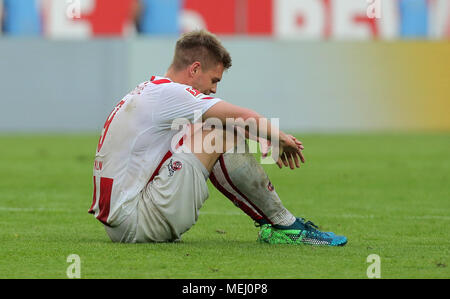 Köln, Deutschland, 22. April 2018, Bundesliga Spieltag 31, 1. FC Koeln vs FC Schalke 04: Simon Terodde (Koeln) niedergeschlagen. Credit: Jürgen Schwarz/Alamy leben Nachrichten Stockfoto