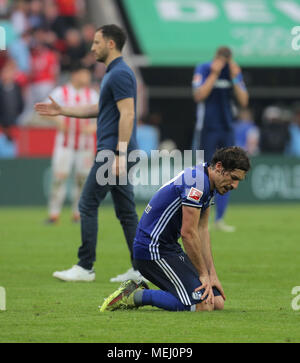 Köln, Deutschland, 22. April 2018, Bundesliga Spieltag 31, 1. FC Koeln vs FC Schalke 04: Benjamin Stambouli (Schalke) niedergeschlagen. Credit: Jürgen Schwarz/Alamy leben Nachrichten Stockfoto