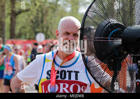 London, Großbritannien. 22. April 2018. Marathonläufer Abkühlen neben riesigen Ventilatoren am Ende in einer der heißesten aufgezeichnet Rennen Tage mit Temperaturen von 24 Grad Celsius während der Sonntag Virgin Money London Marathon. Credit: Elsie Kibue/Alamy leben Nachrichten Stockfoto