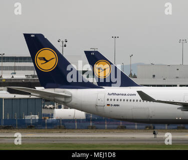 Richmond, British Columbia, Kanada. 24. Sep 2016. Lufthansa Großraumflugzeuge Verkehrsflugzeugen auf der Rollbahn am Internationalen Flughafen von Vancouver. Credit: bayne Stanley/ZUMA Draht/Alamy leben Nachrichten Stockfoto