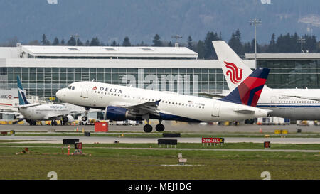 Richmond, British Columbia, Kanada. 17 Apr, 2018. Ein Delta Air Lines Airbus A 319 (N317NB) single-aisle narrow-Body Jet Airliner sich entfernt vom internationalen Flughafen Vancouver. Credit: bayne Stanley/ZUMA Draht/Alamy leben Nachrichten Stockfoto