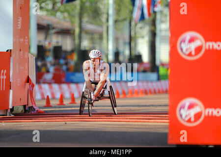 London, Großbritannien. 22 Apr, 2018. Josh Cassidy (können), die die Ziellinie auf der Mall während Rollstuhl rennen die Jungfrau Geld London Marathon Männer, die Mall, London, Vereinigtes Königreich. Cassidy beendete im 9. Platz mit einer Zeit von 01:31:41. Quelle: Michael Preston/Alamy leben Nachrichten Stockfoto