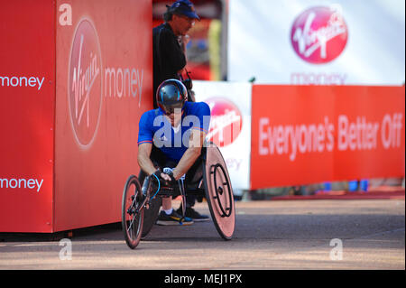 London, Großbritannien. 22 Apr, 2018. Pierre Fairbank (FRA) Überqueren der Ziellinie auf der Mall während Rollstuhl rennen die Jungfrau Geld London Marathon Männer, die Mall, London, Vereinigtes Königreich. Fairbank fertig Platz 14 mit einer Zeit von 01:33:44. Quelle: Michael Preston/Alamy leben Nachrichten Stockfoto