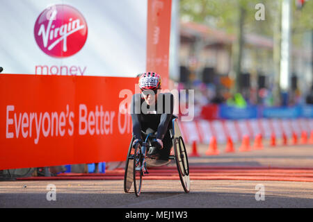 London, Großbritannien. 22 Apr, 2018. Amanda McGrory (USA) Überqueren der Ziellinie auf der Mall während Rollstuhl rennen die Jungfrau Geld London Marathon Frauen, die Mall, London, Vereinigtes Königreich. McGrory beendet auf Platz 5 mit einer Zeit von 1:43:04. Quelle: Michael Preston/Alamy leben Nachrichten Stockfoto