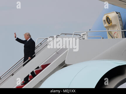 Präsidenten der Vereinigten Staaten Donald J. Trumpf disembarks von Air Force One bei Ankunft am Joint Base Andrews, Maryland am 22. April 2018. Der Präsident war der Rückkehr von Palm Beach, Florida. Credit: Olivier Douliery/Pool über CNP/MediaPunch Stockfoto