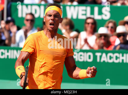 Roquebrune Cap Martin. 23 Apr, 2018. Rafael Nadal von Spanien feiert während der Endrunde gegen Kei Nishikori Japans in die 2018 Monte-Carlo Meister in Roquebrune-Cap-Martin, Frankreich Am 22. April 2018. Rafael Nadal behauptete den Titel durch das Besiegen von Kei Nishikori mit 2-0. Credit: Nicolas Marie/Xinhua/Alamy leben Nachrichten Stockfoto