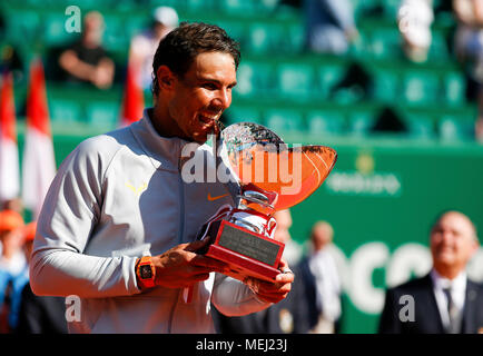 Roquebrune Cap Martin. 23 Apr, 2018. Rafael Nadal aus Spanien stellt seine Trophäe während der Preisverleihung nach dem Finale gegen Kei Nishikori Japans in die 2018 Monte-Carlo Meister in Roquebrune-Cap-Martin, Frankreich Am 22. April 2018. Rafael Nadal behauptete den Titel durch das Besiegen von Kei Nishikori mit 2-0. Credit: Nicolas Marie/Xinhua/Alamy leben Nachrichten Stockfoto