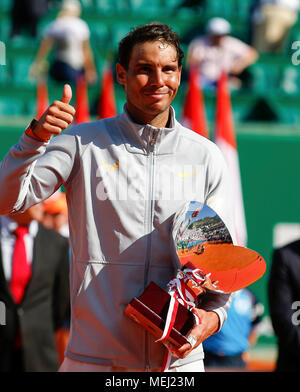 Roquebrune Cap Martin. 23 Apr, 2018. Rafael Nadal aus Spanien stellt seine Trophäe während der Preisverleihung nach dem Finale gegen Kei Nishikori Japans in die 2018 Monte-Carlo Meister in Roquebrune-Cap-Martin, Frankreich Am 22. April 2018. Rafael Nadal behauptete den Titel durch das Besiegen von Kei Nishikori mit 2-0. Credit: Nicolas Marie/Xinhua/Alamy leben Nachrichten Stockfoto