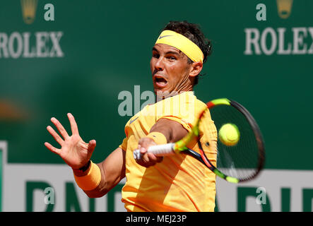 Roquebrune Cap Martin. 23 Apr, 2018. Rafael Nadal aus Spanien zurück, um die Kugel zu Kei Nishikori von Japan während der Endrunde der 2018 Monte-Carlo Meister in Roquebrune-Cap-Martin, Frankreich Am 22. April 2018. Rafael Nadal behauptete den Titel durch das Besiegen von Kei Nishikori mit 2-0. Credit: Nicolas Marie/Xinhua/Alamy leben Nachrichten Stockfoto